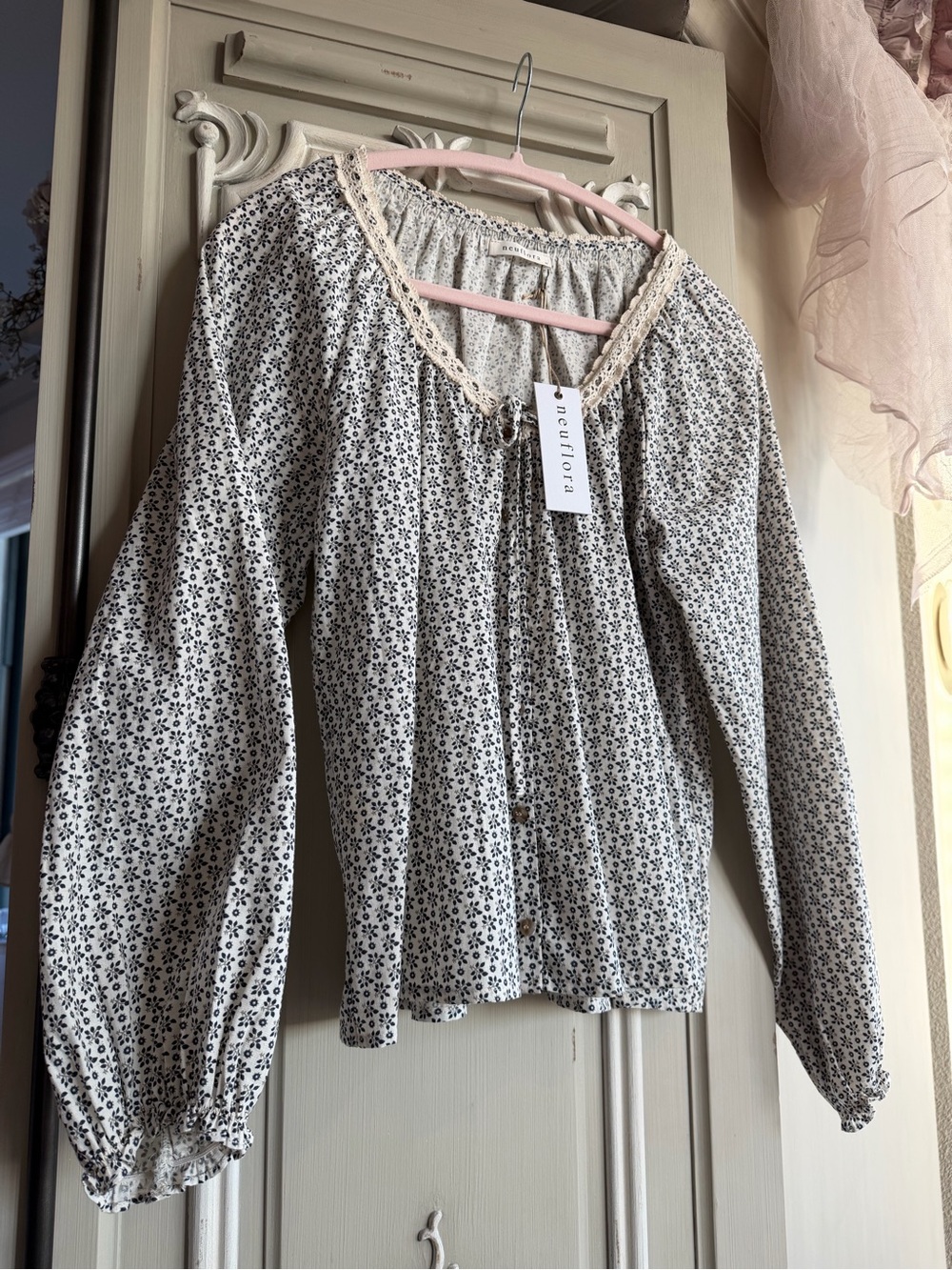 NEUFLORA “EMBERLEY”🌿Blouse, Top, Blue + White Floral, Size M, NWT, Sold Out
